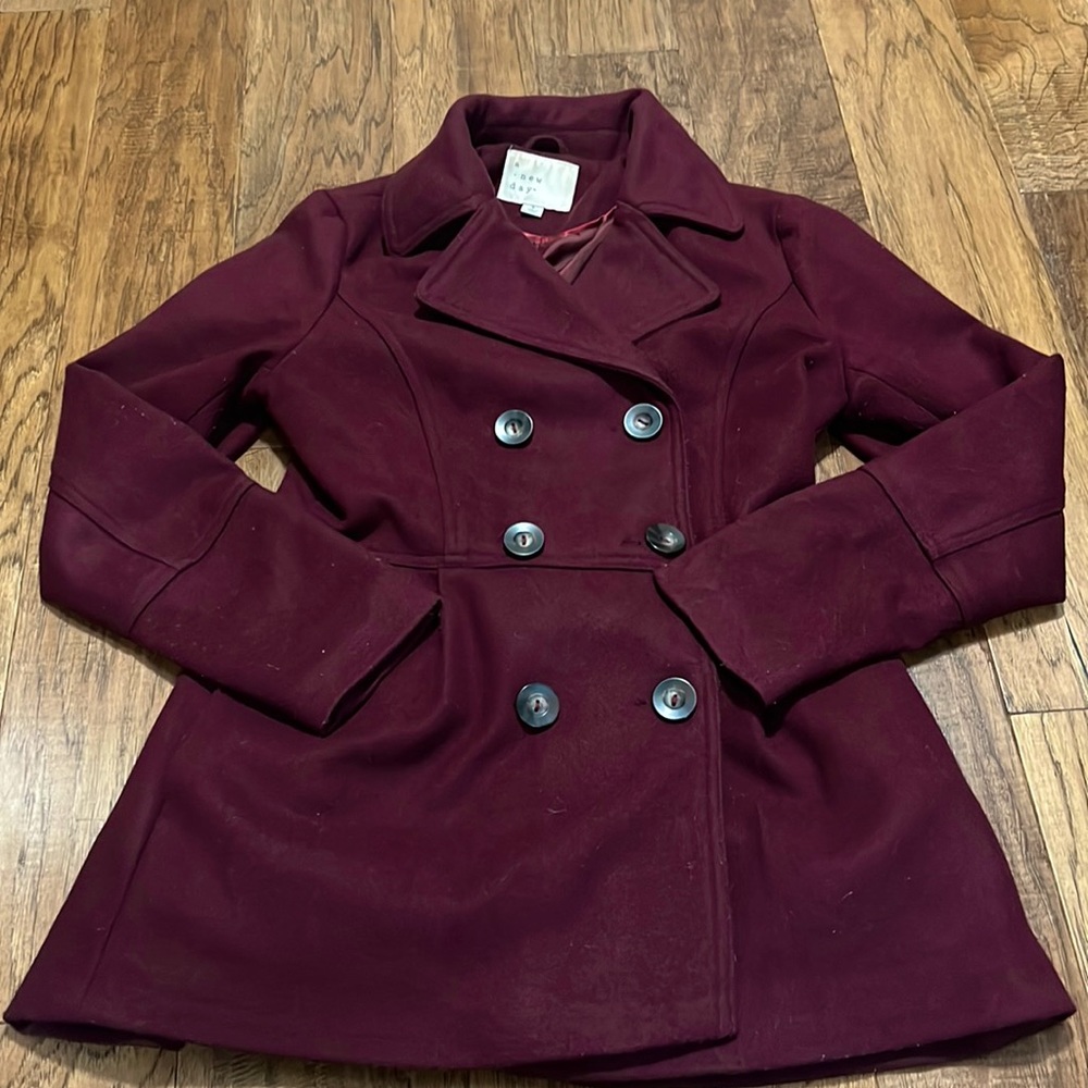 Fall coat/winter coat women’s size small. Beautiful burgundy color!